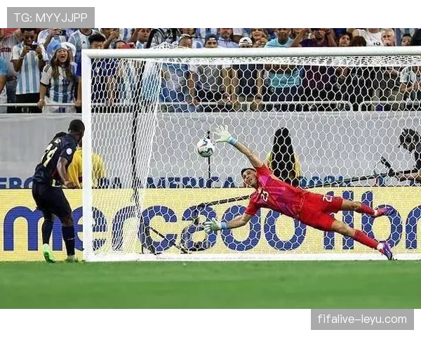 马丁内斯神勇扑救成关键,稳健表现助阿根廷问鼎世界杯 马丁内斯神勇扑救成关键,稳健表现助阿根廷问鼎世界杯