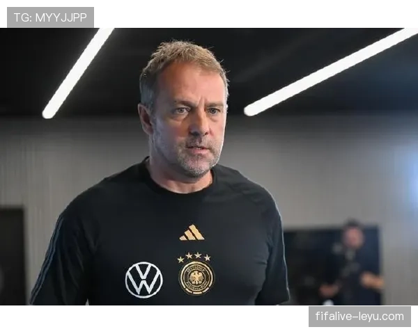 弗里克执教风格强调高位逼抢与快速转换,战术体系注重攻守平衡